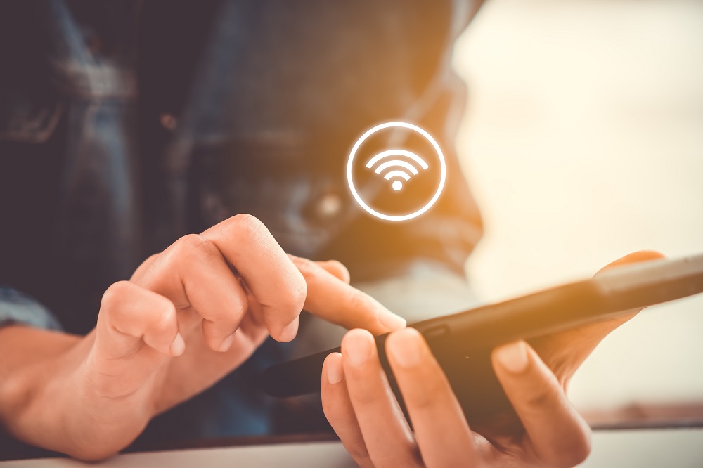 Bezpieczne korzystanie z publicznych sieci Wi-Fi: Jak uniknąć pułapek na ulicy.